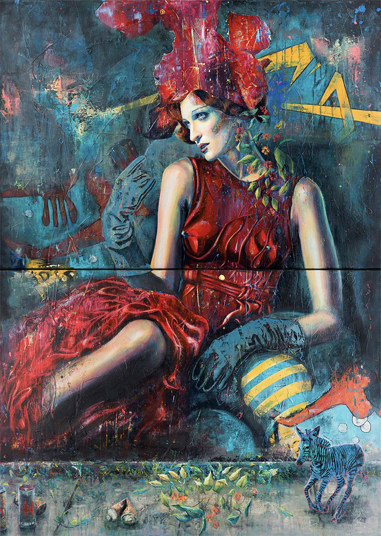 Das blaue Zebra – Ein Karneval aus Ernst. Frau in rotem Kleid mit extravagantem Kopfschmuck, sitzt in dramatischer Pose vor blauem Hintergrund. Gelbe Linien und Muster durchziehen die Szene, unten läuft ein kleines blaues Zebra. Kombination aus Sinnlichkeit, Ironie und Fantasie.