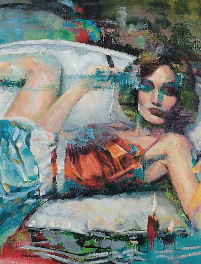 Freiheit in Türkis – eine Hommage an weibliche Selbstbestimmung mit einer Prise Ungehorsam. Eine Frau mit türkisfarbenem Kleid liegt entspannt auf einem weißen Sofa. Ihre Haltung raumeinnehmend. Die Szene wirkt luxuriös, rebellisch und gelassen.