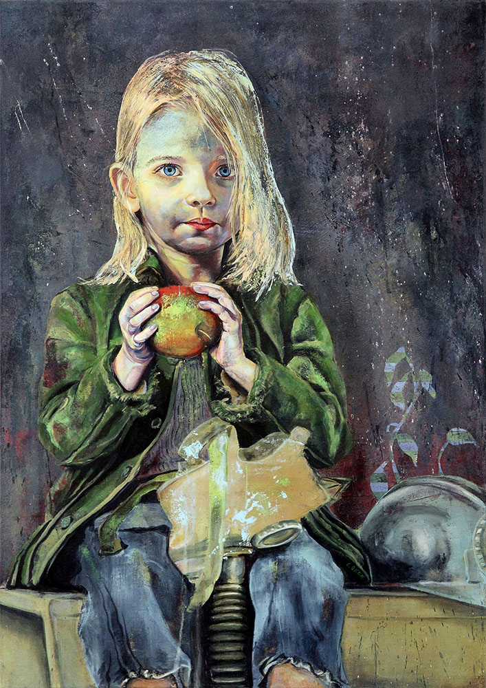 Last Apple – Zwischen Gasmaske und Hoffnung. Blondes Kind mit ernstem Blick, hält einen Apfel in den Händen; abgetragene Kleidung, dunkler Hintergrund, Gasmaske und Helm als stille Mahnung im Bild. Symbol für Unschuld und Überleben.