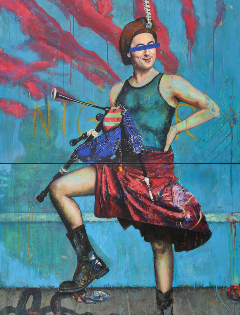 Meine Farbe läuft nach oben – ein poetischer Aufstand gegen die Schwerkraft alter Rollenbilder Ein Mann im karierten Rock – Alan Cumming – mit einem blauen Balken über den Augen. Eine Schlange windet sich unter seinem Stiefel.