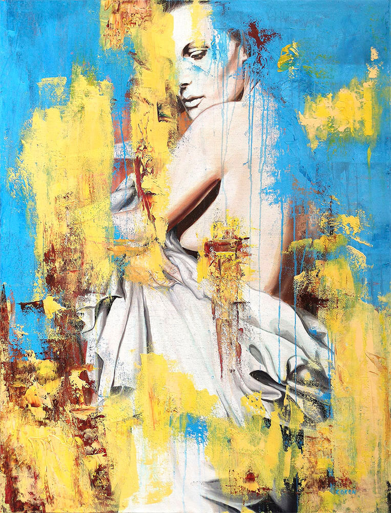 Romy – Zartheit, die sich nicht entschuldigt. Halbfigur einer Frau im Profil, zartes Gesicht, nackter Rücken; weiße Draperie. Leuchtende Gelbflächen und himmelblaue Farbläufe überlagern das Bild, stellenweise Rostrot; Mischung aus Intimität und Stärke.