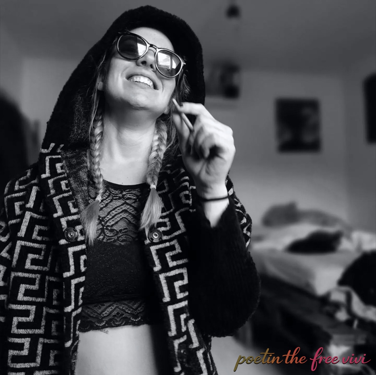 Porträtfoto der Poetin the free vivi, die am Abend der Vernissage Gedichte liest.